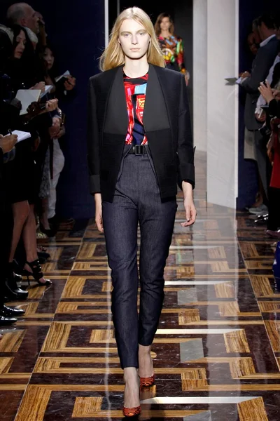 Look 16
